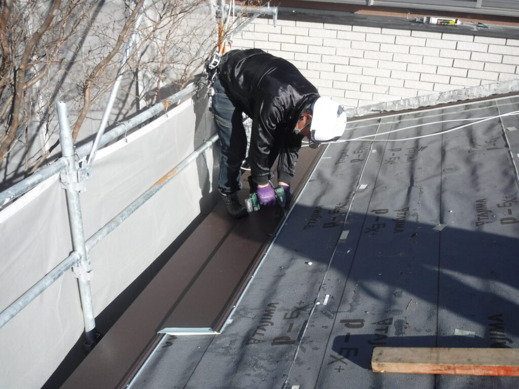 屋根カバー工法の施工風景です。
